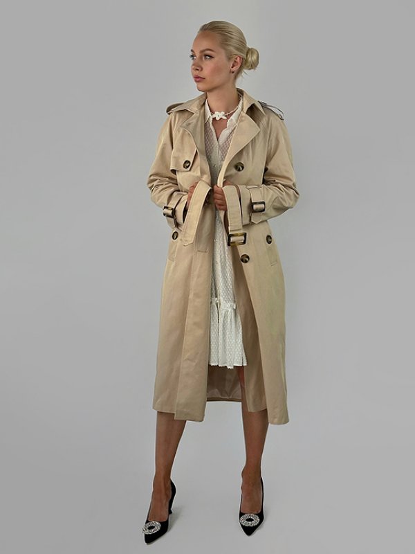 Фото: Zweireihiger «englischer» Trenchcoat..